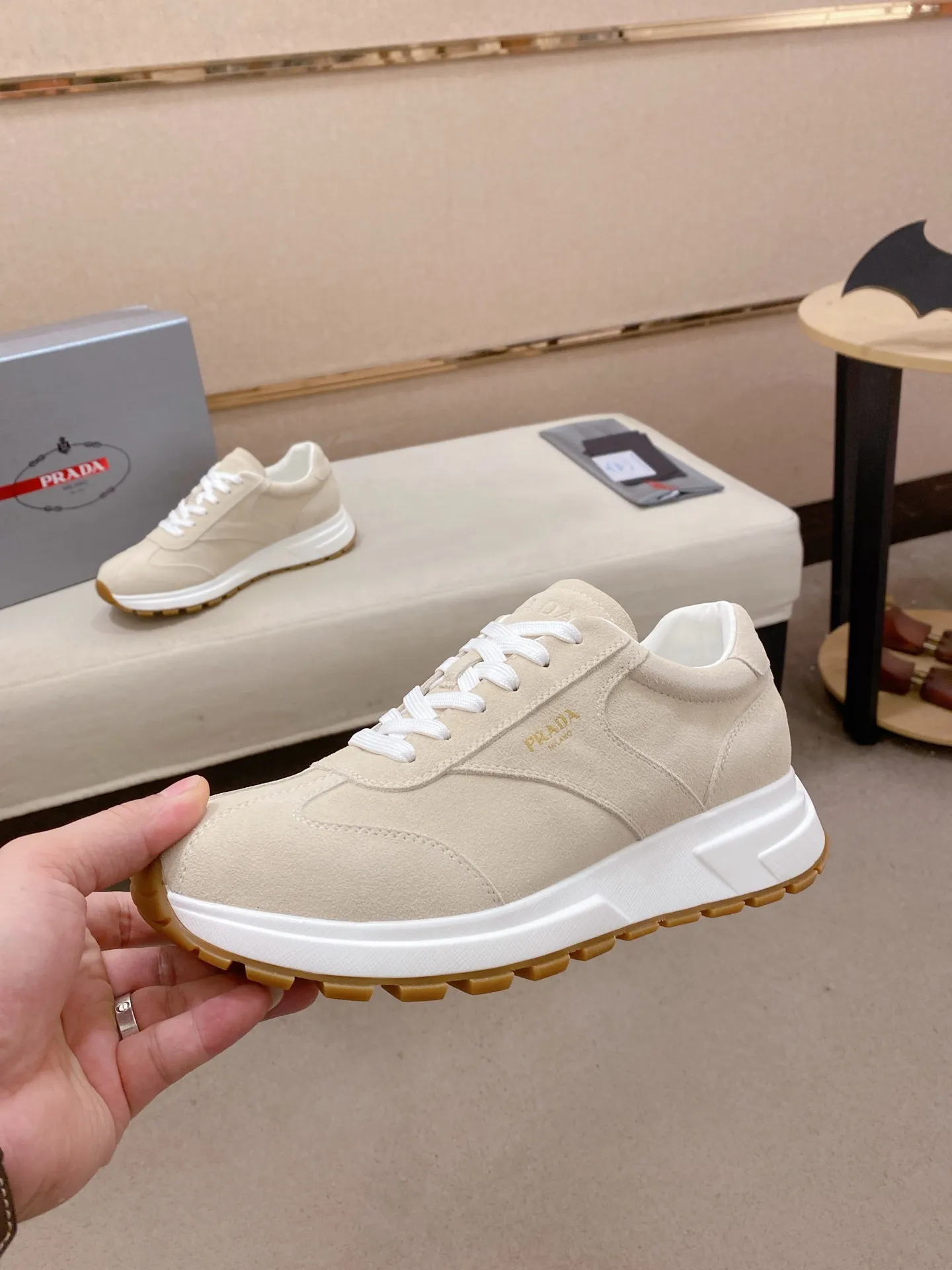Men's shoes 💰 580💰 ✔️✔️✔️High version High-quality new PRADA counters are launched simultaneously. The new men's shoes and 😘fabric are selected suede cowhide and are made by pure handicrafts. Lining: Full cowhide lining. 👍🏿 High-end ☄️ air-cushion molded anti-slip rubber outsole, exquisite lines, simple and elegant, comfortable and high-end for leisure travel. Code number: 38 to 44